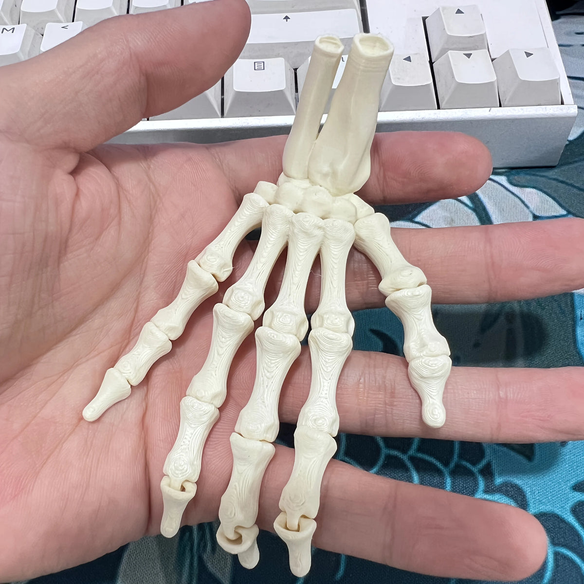 2-piece set - 3D Pprinted Hand Bone Ornaments, Halloween Decorations, 9.3 cm Long, Made of PLA Material, Can be used for decorat
